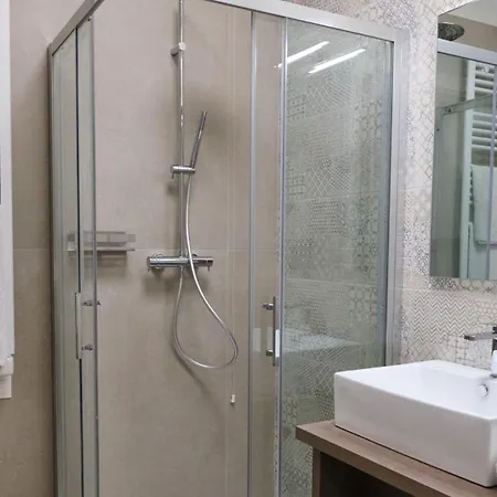 In Bb - Modernly Renovated Double In A Bb In Guest house *